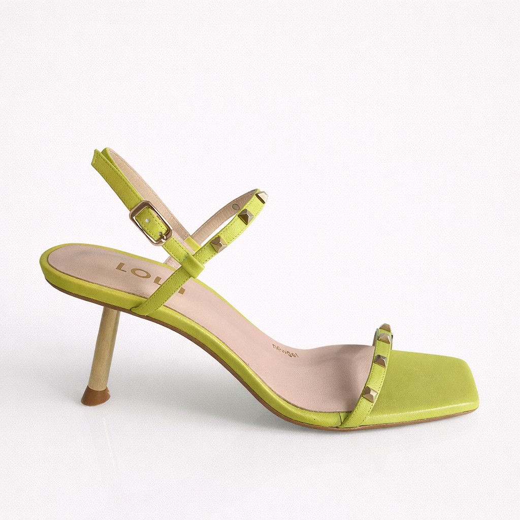 Sandalia limón tachas.