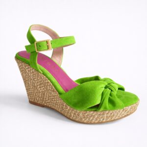 Sandalia cuña ante verde.