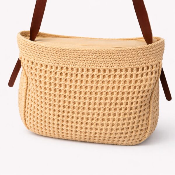 Bolso de hombro trenzado.