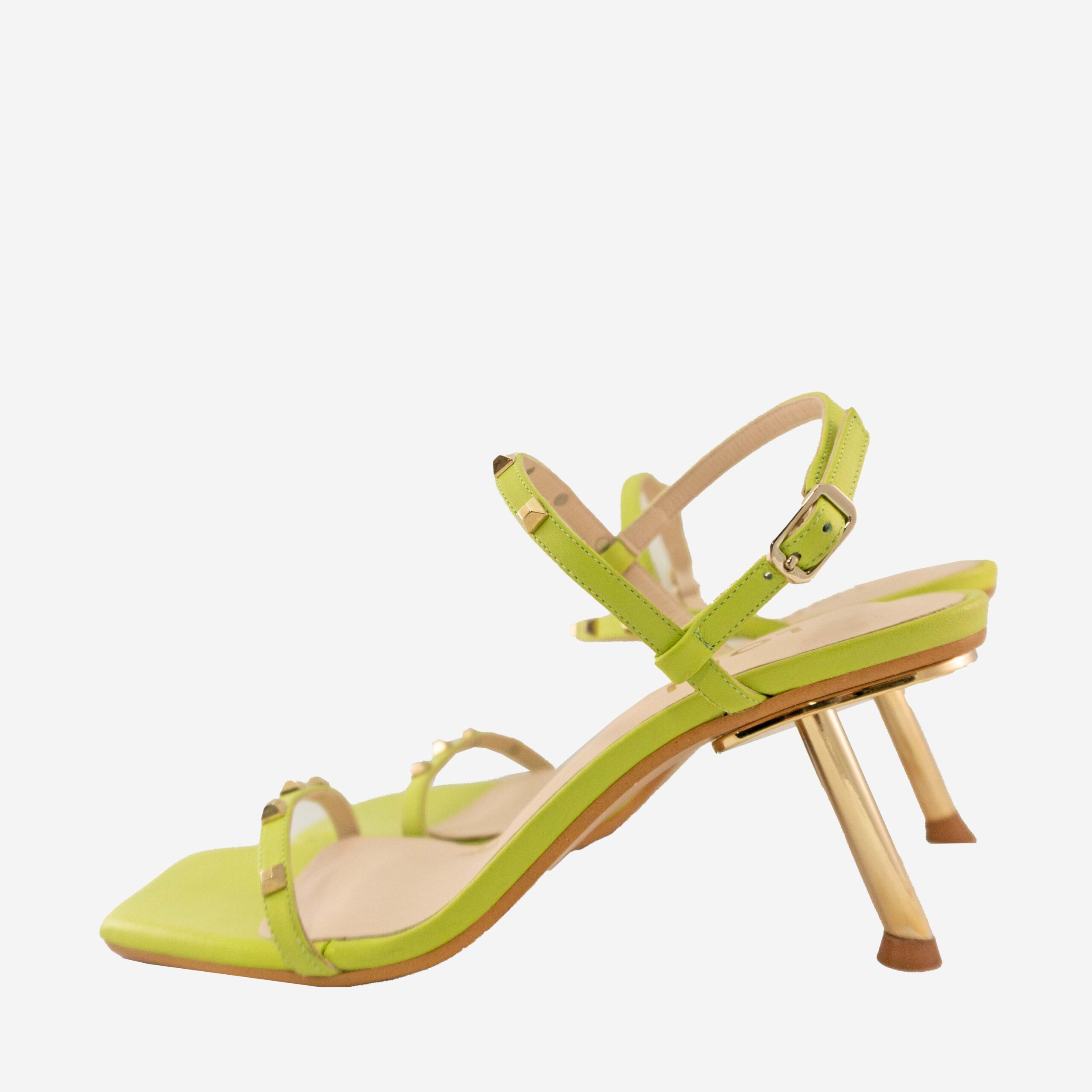 Sandalia limón tachas. - Imagen 2