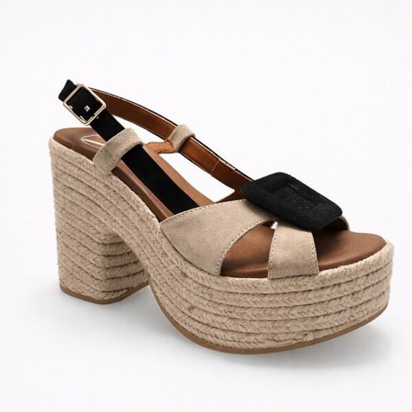 Sandalia yute con tacón.