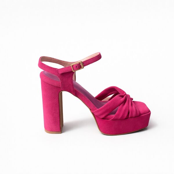 Nueva colección. Sandalia fucsia plataforma