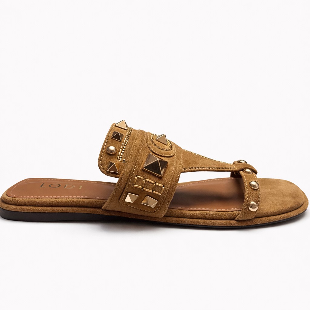 NUEVA COLECCIÓN. (zapato de muestra) Sandalia ante camel tachas
