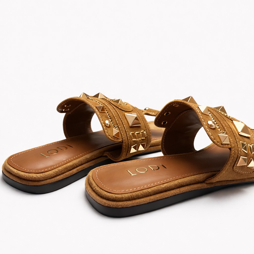 NUEVA COLECCIÓN. (zapato de muestra) Sandalia ante camel tachas - Imagen 3