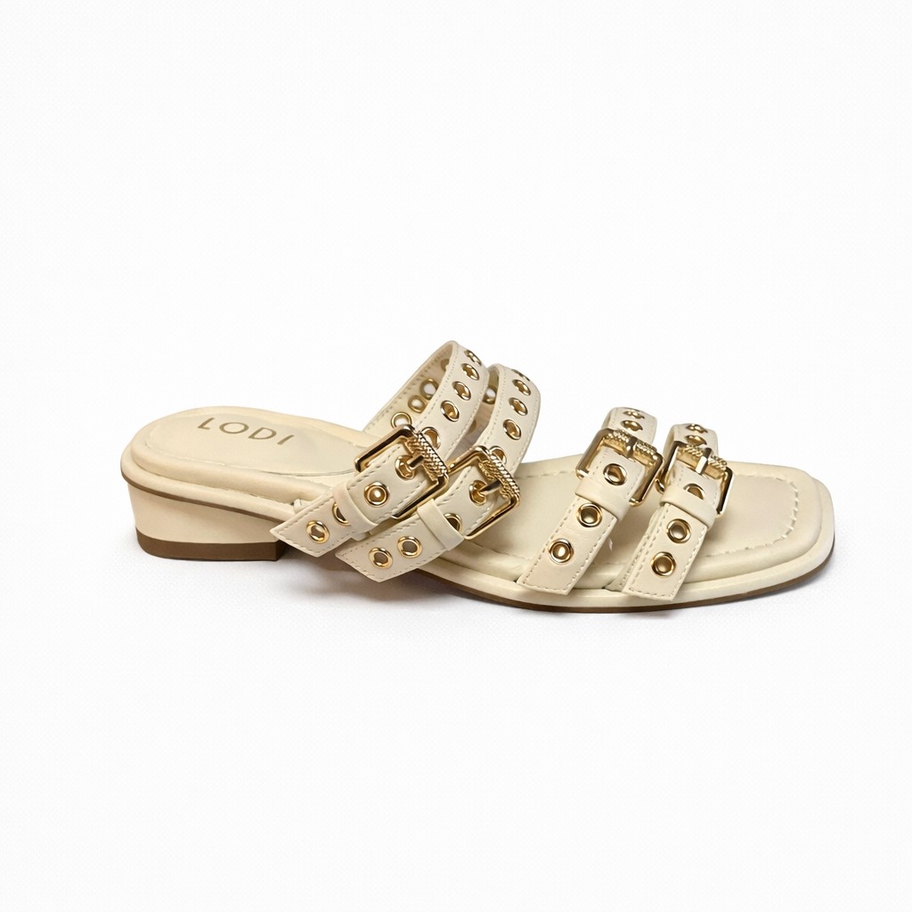 NUEVA COLECCIÓN. (zapato de muestra) Sandalia crema tachas.