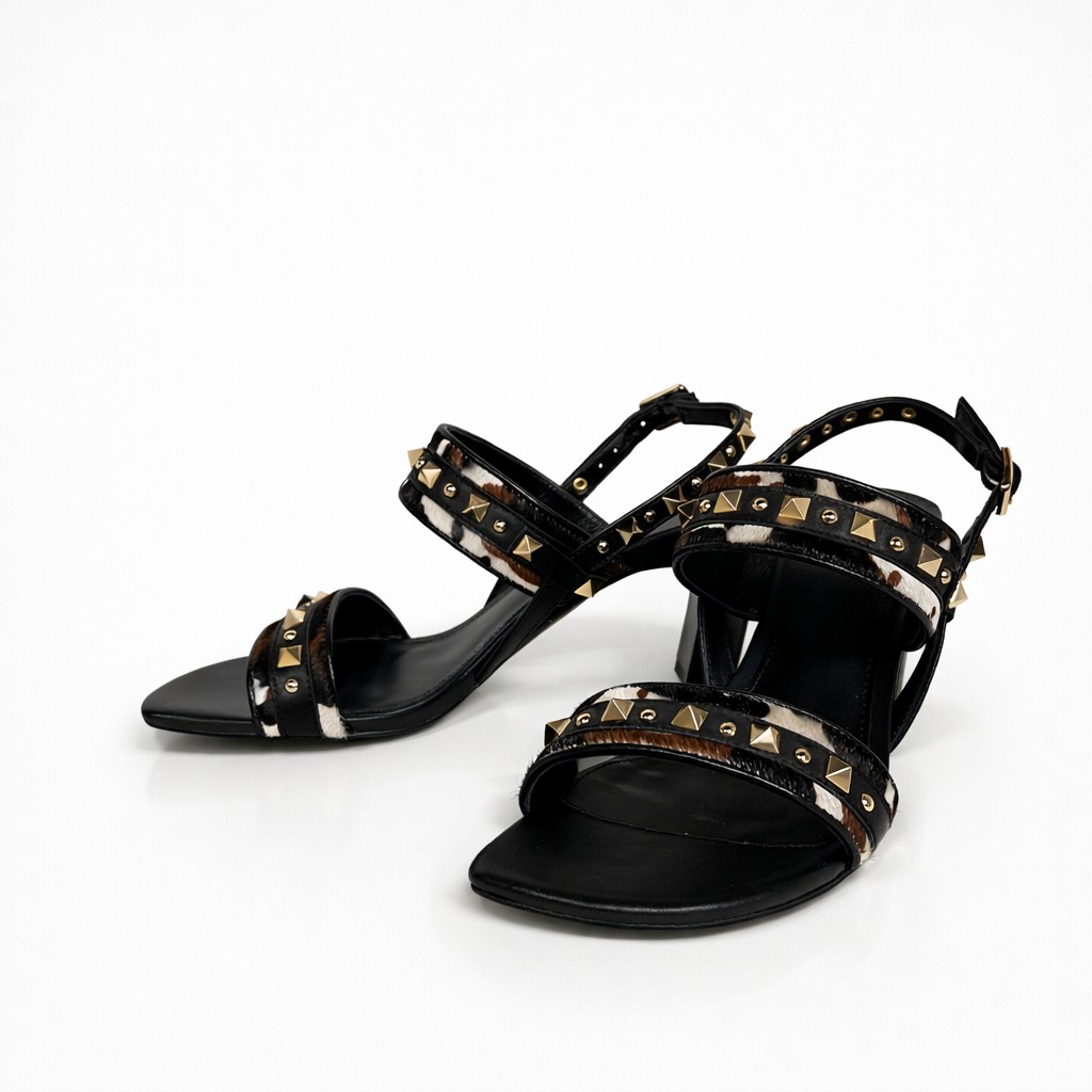 NUEVA COLECCIÓN. (zapato de muestra) Sandalia print pelo y tachas negra. - Imagen 2