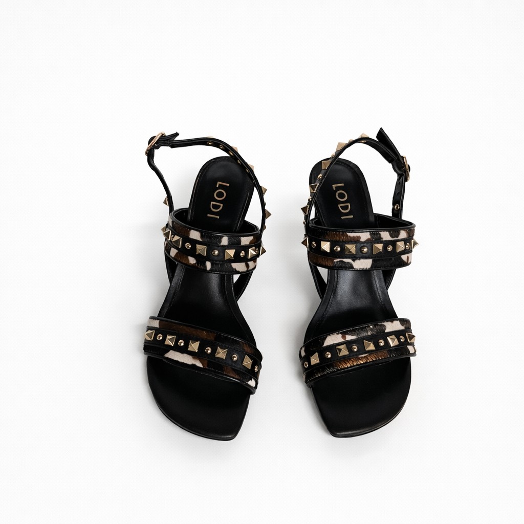 NUEVA COLECCIÓN. (zapato de muestra) Sandalia print pelo y tachas negra. - Imagen 4