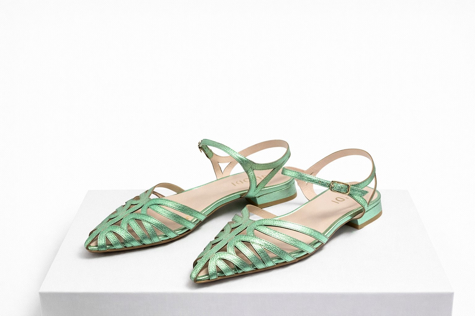 NUEVA COLECCIÓN. (zapato de muestra) Zapato calado verde - Imagen 2