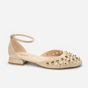 NUEVA COLECCIÓN. (zapato de muestra) Zapato bajo charol nude tachas