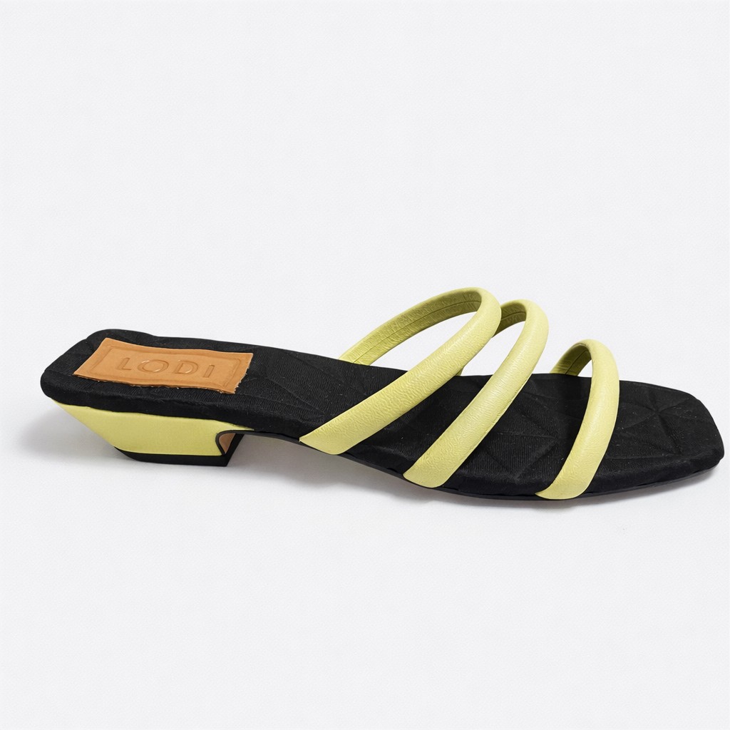 NUEVA COLECCIÓN. (zapato de muestra) Sandalia tiras verde lima