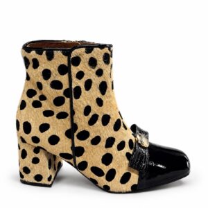 Botín animal print pelo y charol. DANIELA SHOES