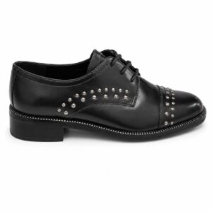 Bluncher negro con tachas metálicas. DANIELA SHOES