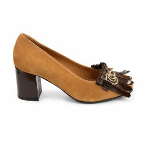 Salón ante camel, flecos choco. DANIELA SHOES.