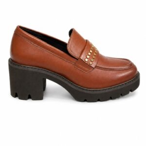 Mocasín marron, tachas.