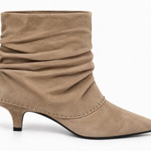 NUEVA COLECCIÓN .Botín beige ante, fruncido. (zapato de muestra)