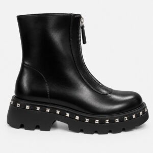 NUEVA COLECCIÓN. Botín negro tachas. (zapato de muestra)